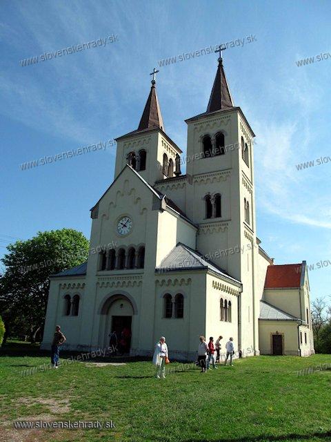 Ba - pvodne romnsky kostol - jedna z prvch stavieb v Uhorsku s gotickmi prvkami