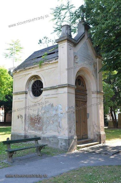 Bratislava - hrobka rodu Rakovszky de Rk et Kis-Jeszen a kesselki Majthnyi