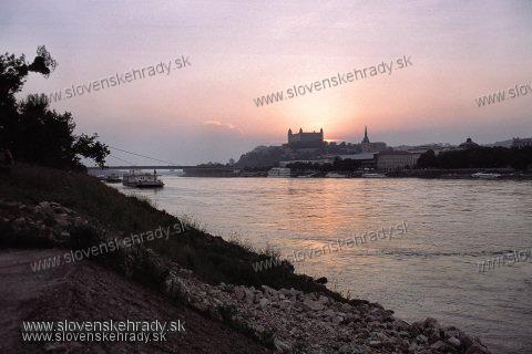 Bratislavsk hrad - pohad spoza Dunaja