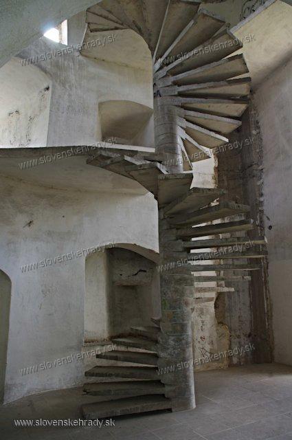 Bzovk - kltor - schodisko v jednej z ve