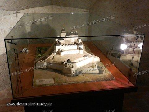 Fiakovsk hrad - model rekontruovanej podoby hradu v expozcii hradu