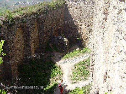 Kapuiansky hrad - Ndvorie hornho hradu