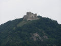 Kapuiansky hrad - pohad od hlavnej cesty 