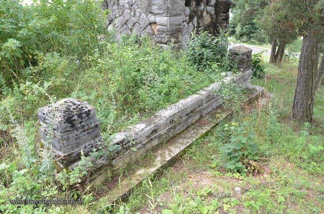 Kiovce - hrobka rodu Kissczy - Uhlarik