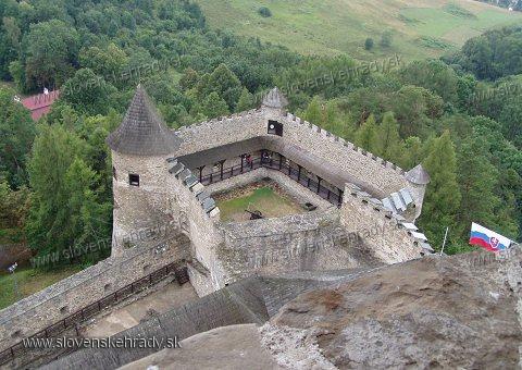 ubovniansky hrad - pohad z vee na unicov bastin