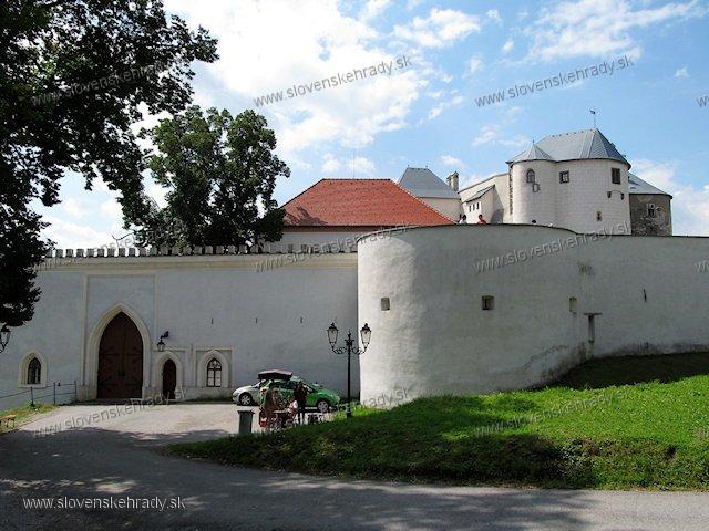 upiansky hrad - hrad z vonkajej strany