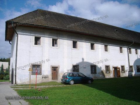 Markuovce - renesanno-rokokov katie - hospodrska budova pri katieli