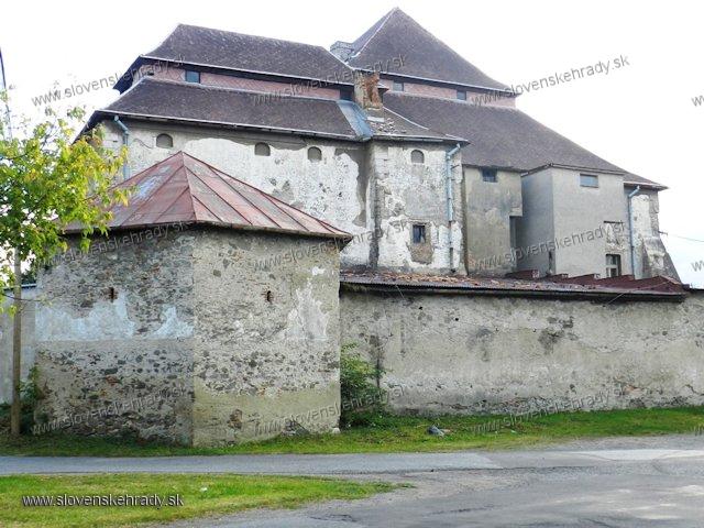 Nin ebastov - pvodne renesann katie postaven na mieste niekdajieho hradu