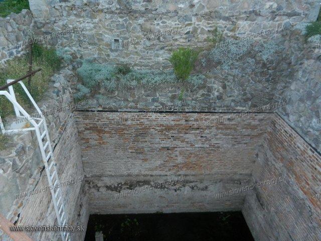 Pust hrad - hradn cisterna