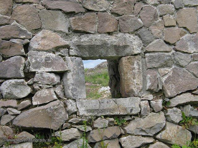 Pust hrad - okienko pri malej vstupnej brnike