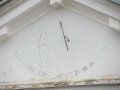 Špačince - klasicistická kúria - slnečné hodiny na fasáde