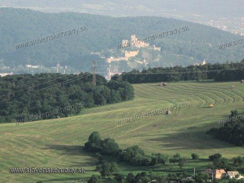 Sa - pohad z hradu na susedn Treniansky hrad