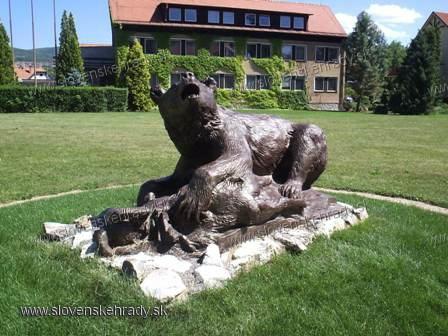 Topoianky - Socha medvea pri poovnckom zmoku v parku