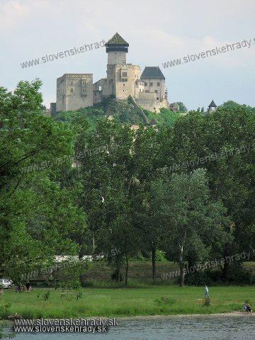 Treniansky hrad - pohad na hrad spoza Vhu