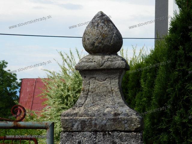 Turiansky Michal - kamenn piler so ikou na vstupe pred kriou dediov Frantika Rakcsnyiho