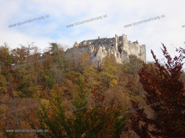 Uhrovec - pohad na hrad z turistickej znaky